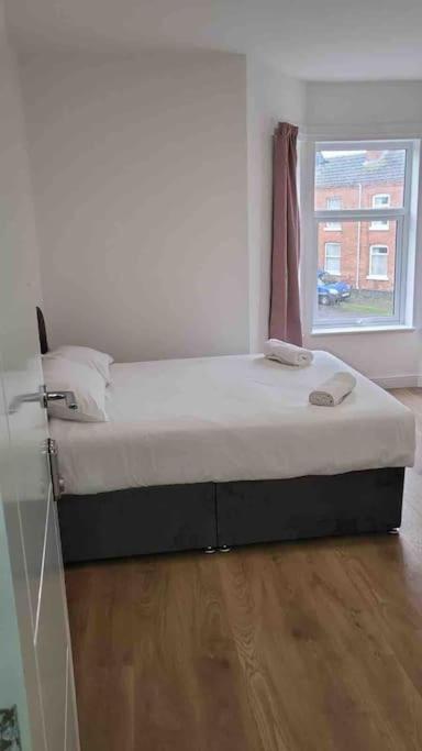 Catherine 5 Bedroom House Crewe Exterior foto